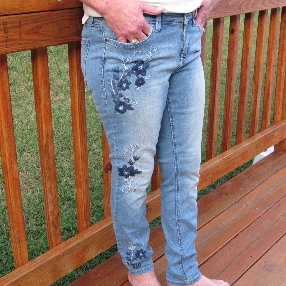 Crown & Ivy Skinny Embroidered Jeans size 6